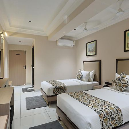 Hotel Royal Town อาเมดาบัด ภายนอก รูปภาพ