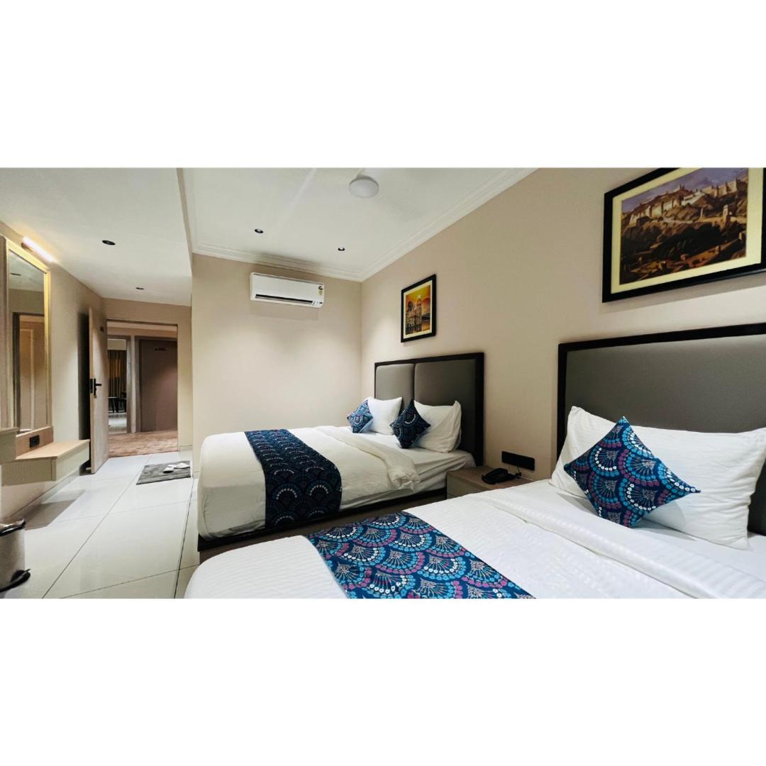 Hotel Royal Town อาเมดาบัด ภายนอก รูปภาพ