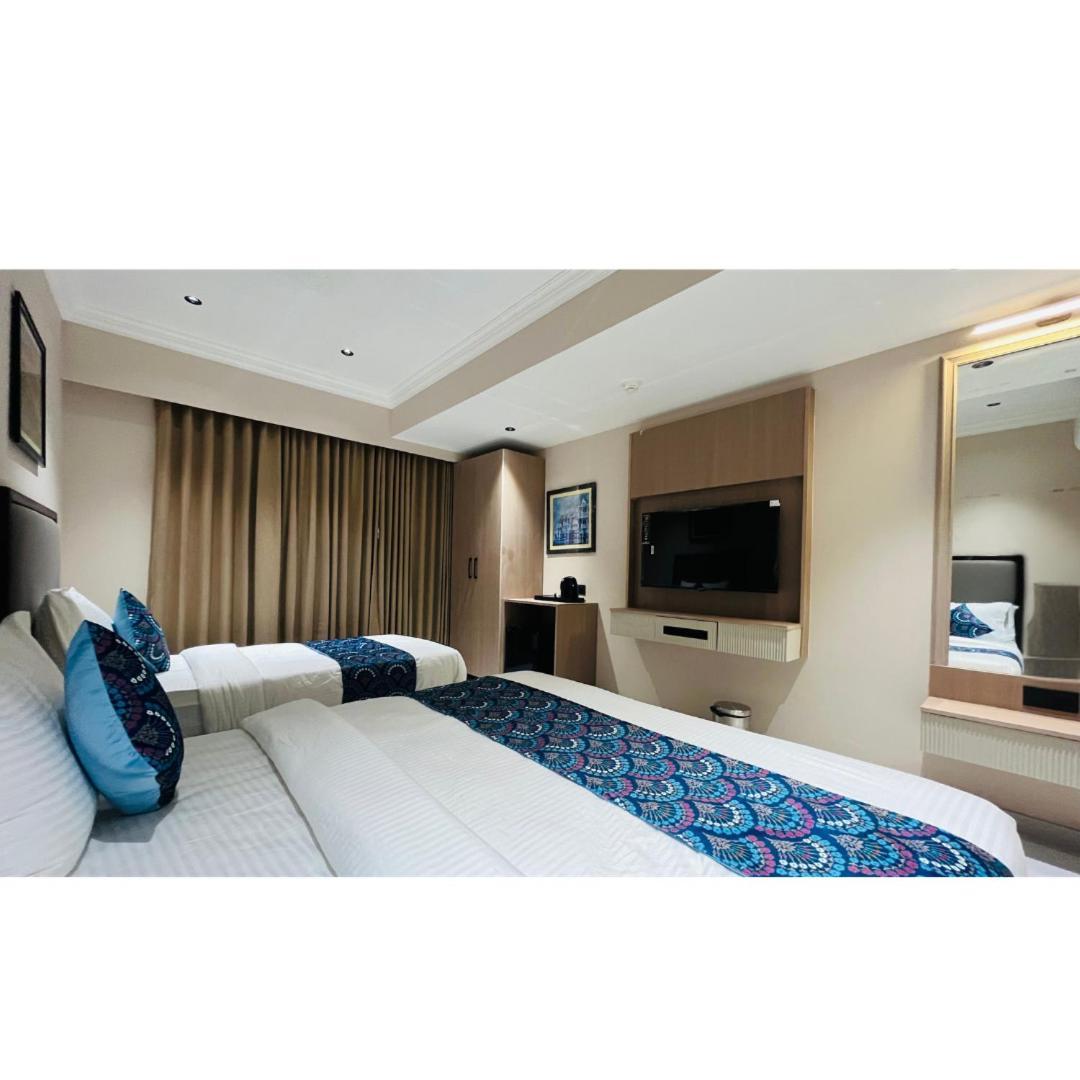 Hotel Royal Town อาเมดาบัด ภายนอก รูปภาพ