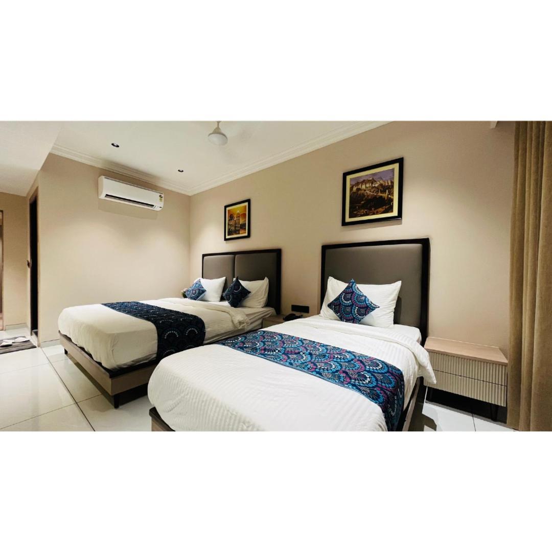 Hotel Royal Town อาเมดาบัด ภายนอก รูปภาพ