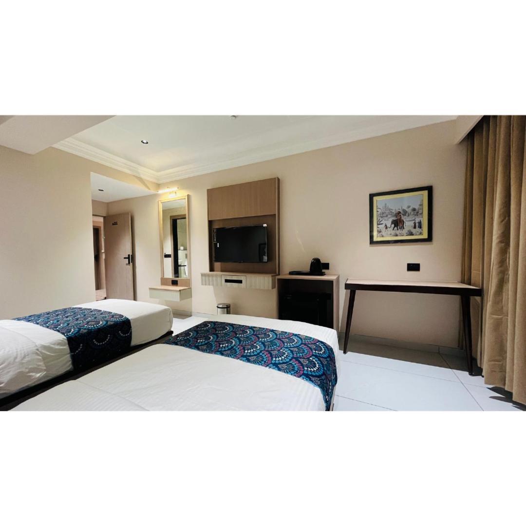 Hotel Royal Town อาเมดาบัด ภายนอก รูปภาพ