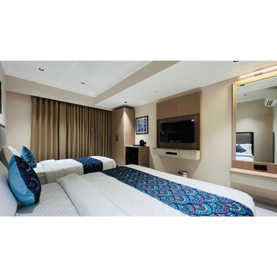 Hotel Royal Town อาเมดาบัด ภายนอก รูปภาพ