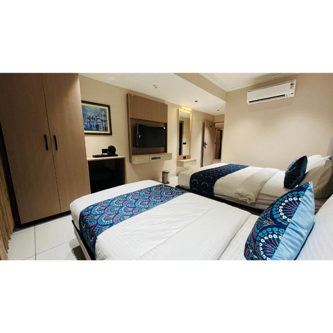 Hotel Royal Town อาเมดาบัด ภายนอก รูปภาพ