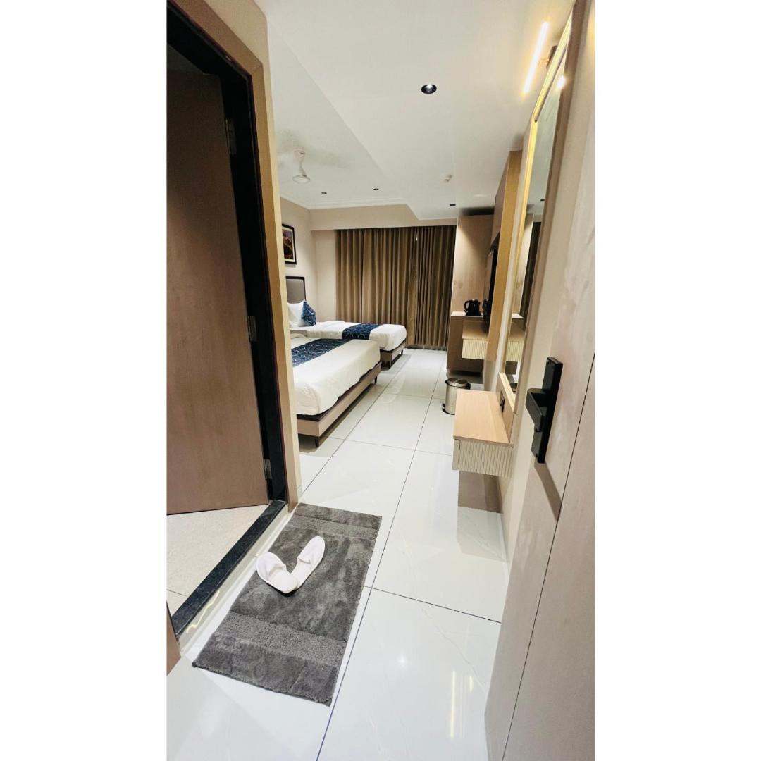 Hotel Royal Town อาเมดาบัด ภายนอก รูปภาพ