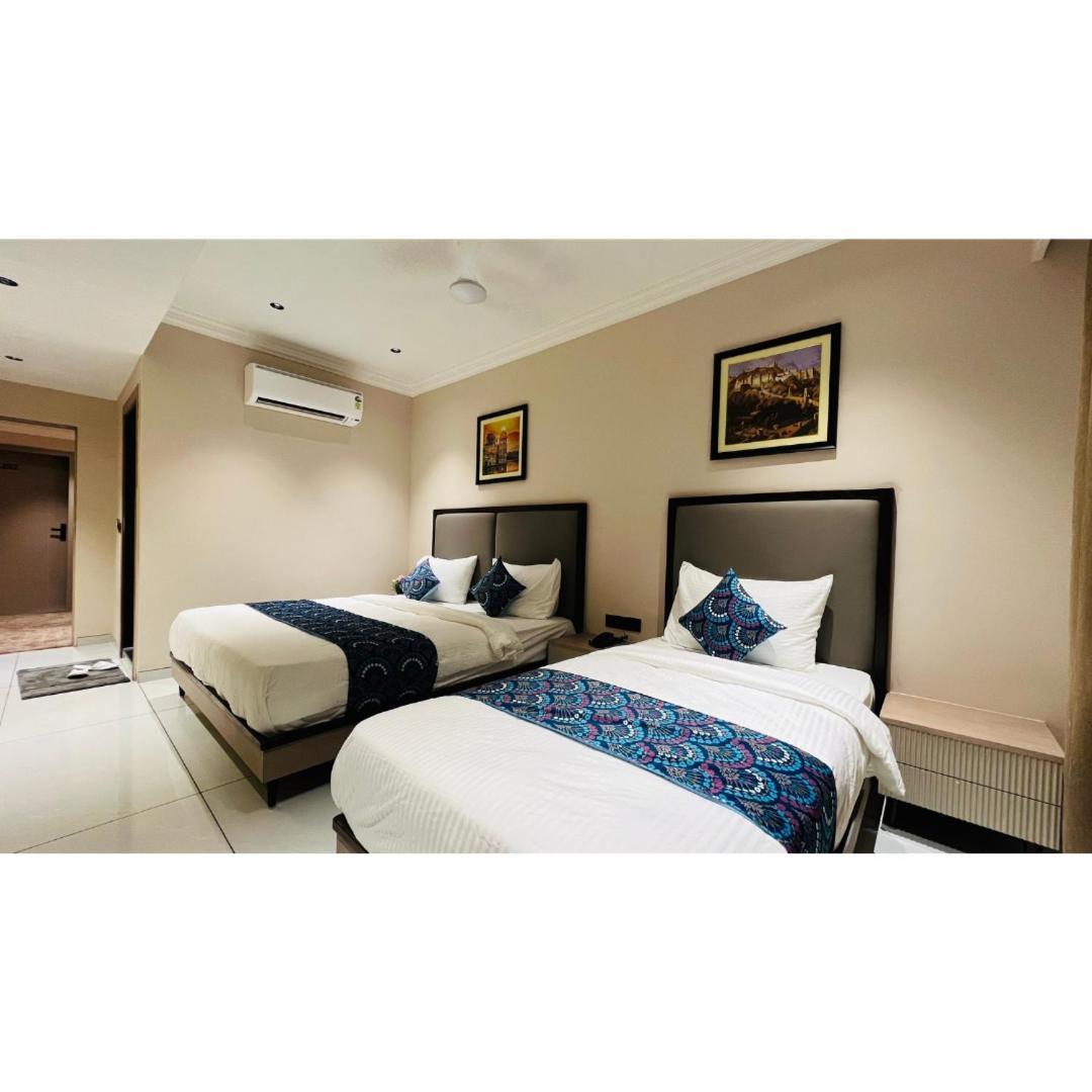 Hotel Royal Town อาเมดาบัด ภายนอก รูปภาพ
