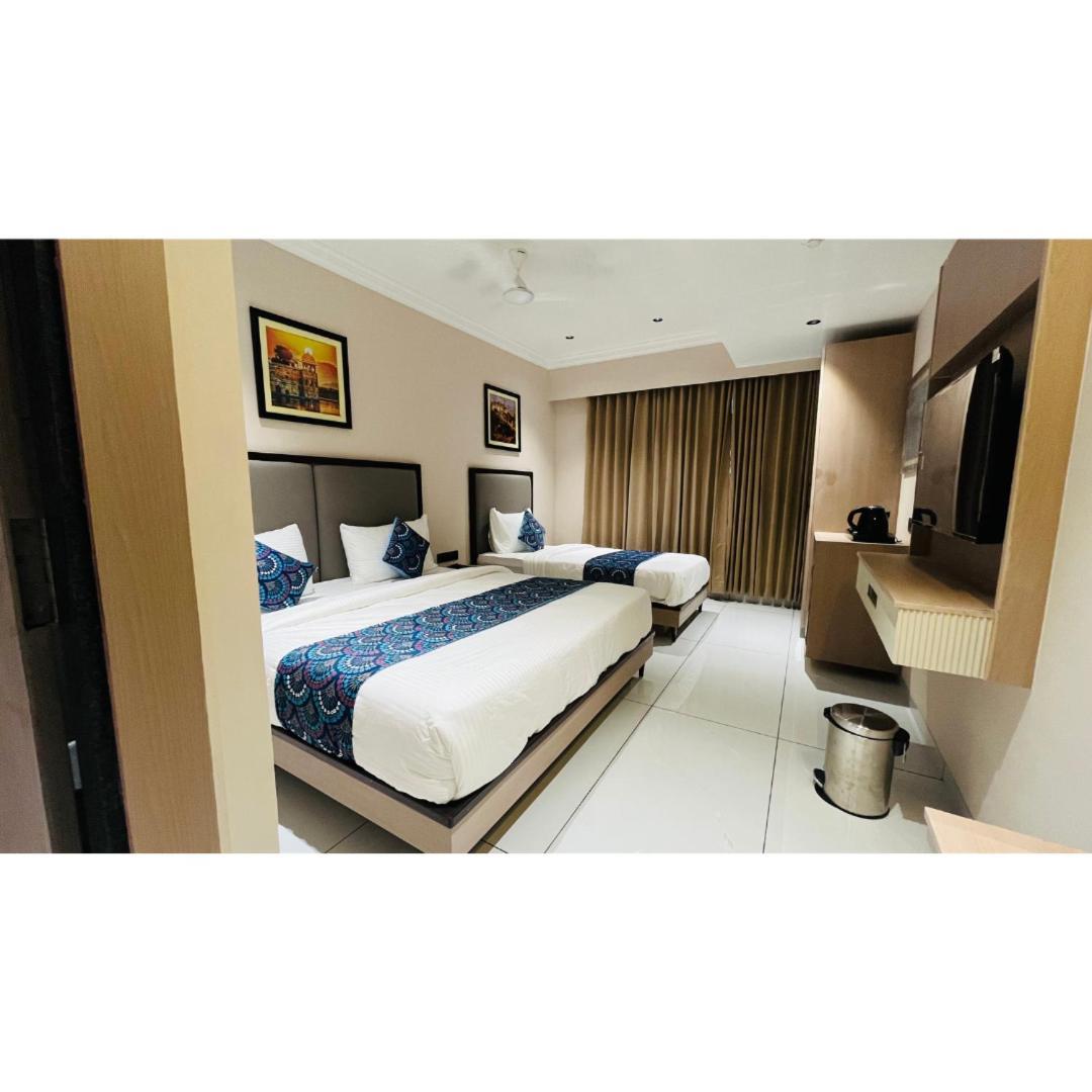 Hotel Royal Town อาเมดาบัด ภายนอก รูปภาพ