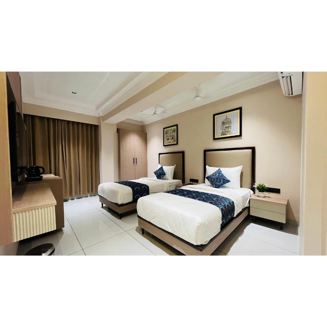 Hotel Royal Town อาเมดาบัด ภายนอก รูปภาพ
