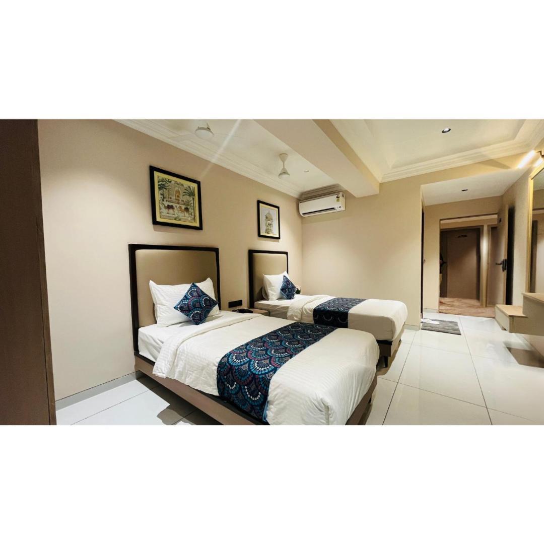 Hotel Royal Town อาเมดาบัด ภายนอก รูปภาพ