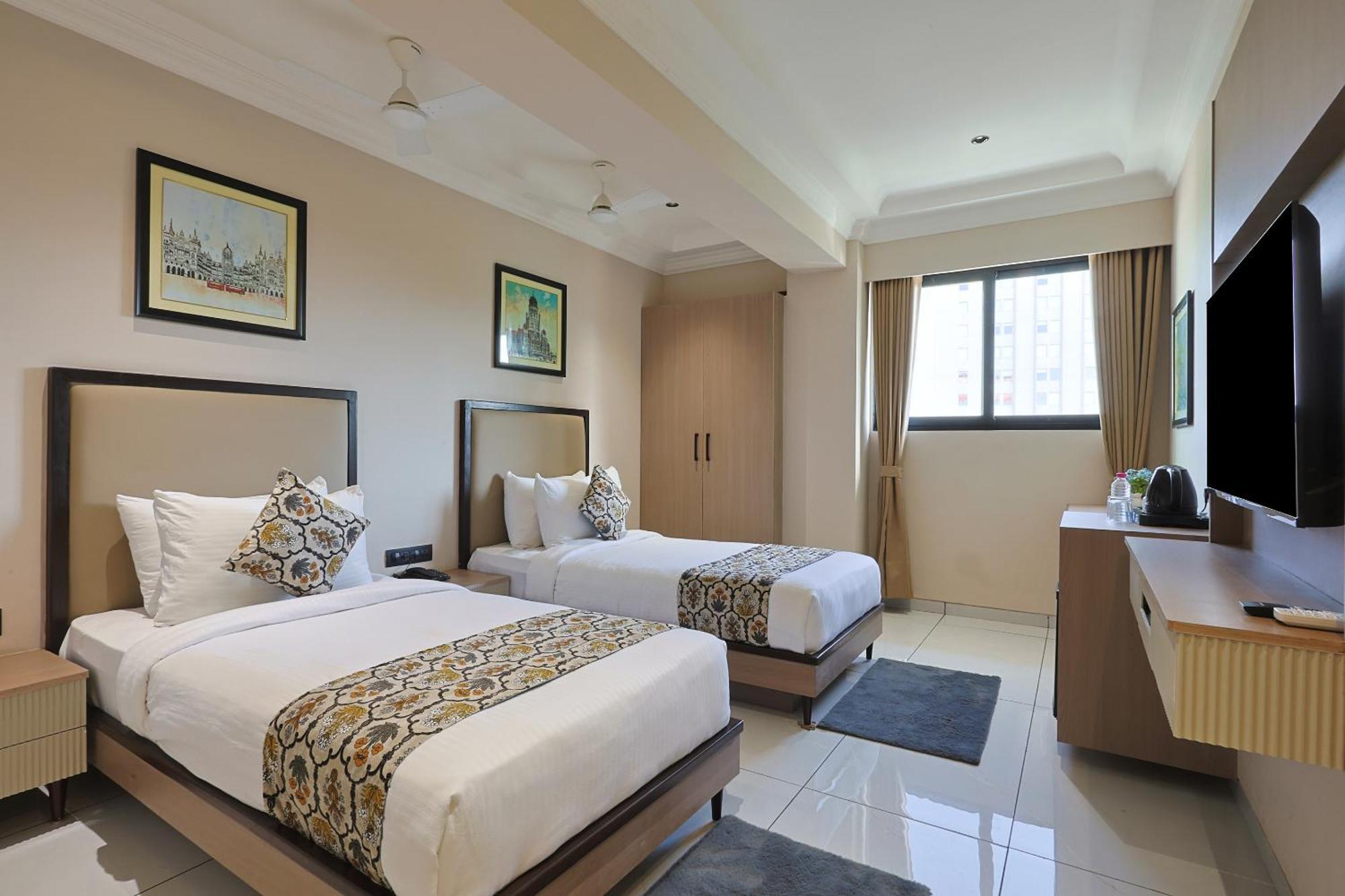 Hotel Royal Town อาเมดาบัด ภายนอก รูปภาพ