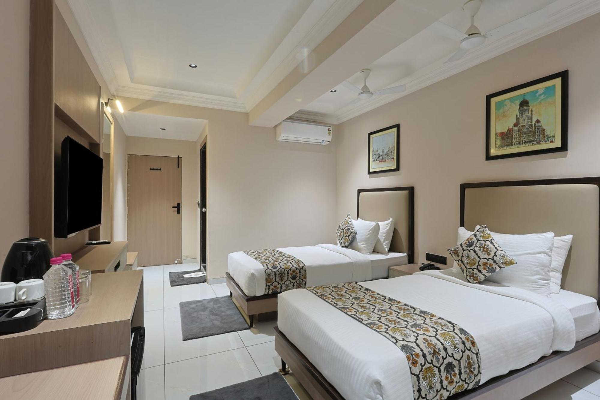 Hotel Royal Town อาเมดาบัด ภายนอก รูปภาพ