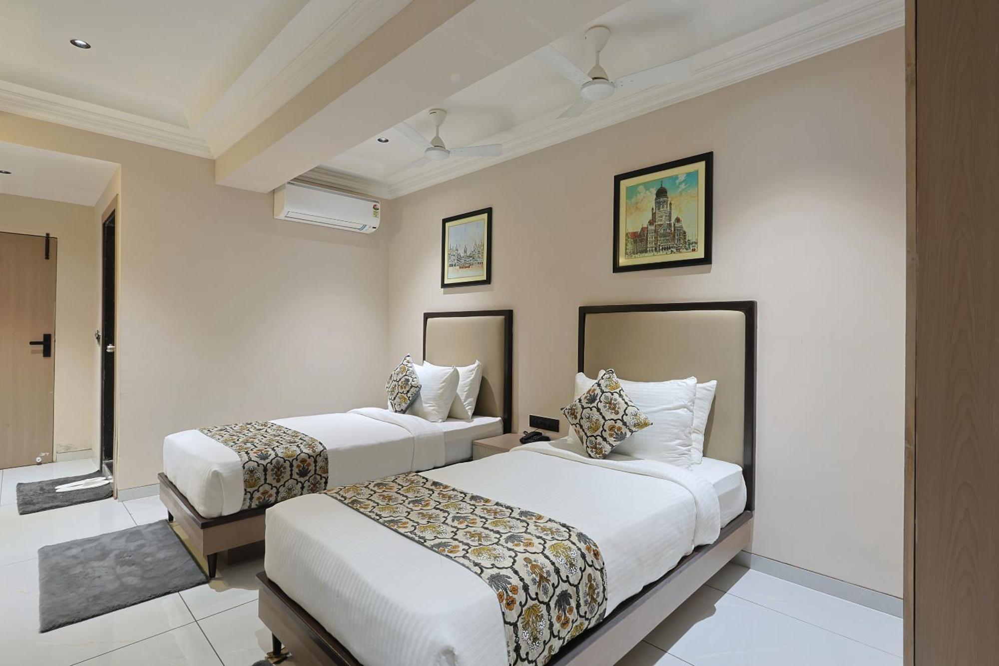 Hotel Royal Town อาเมดาบัด ภายนอก รูปภาพ