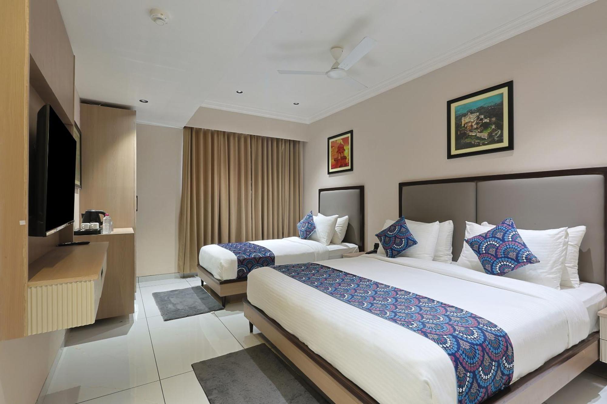 Hotel Royal Town อาเมดาบัด ภายนอก รูปภาพ