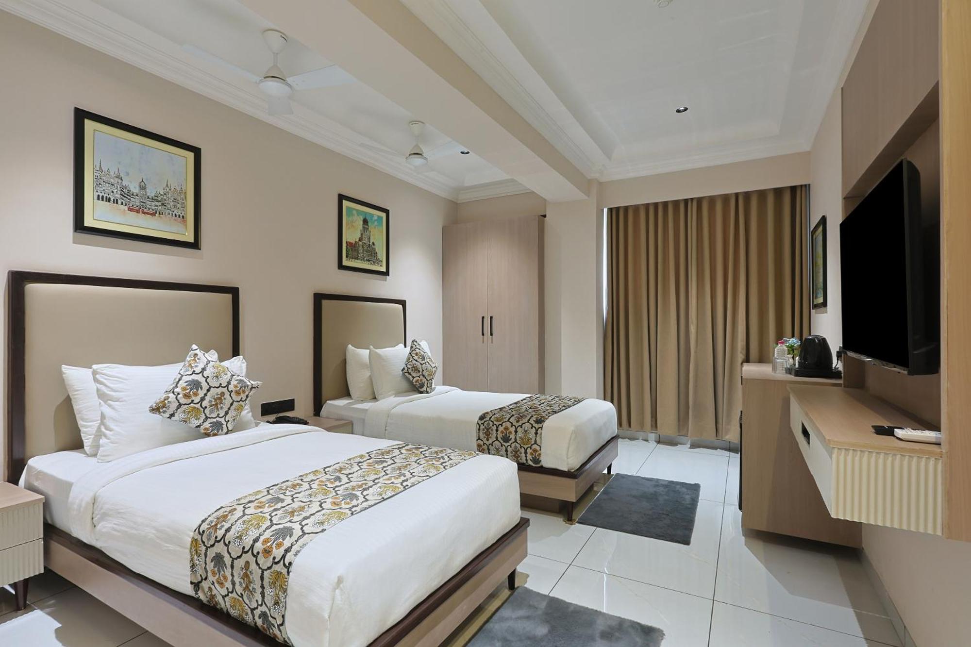 Hotel Royal Town อาเมดาบัด ภายนอก รูปภาพ