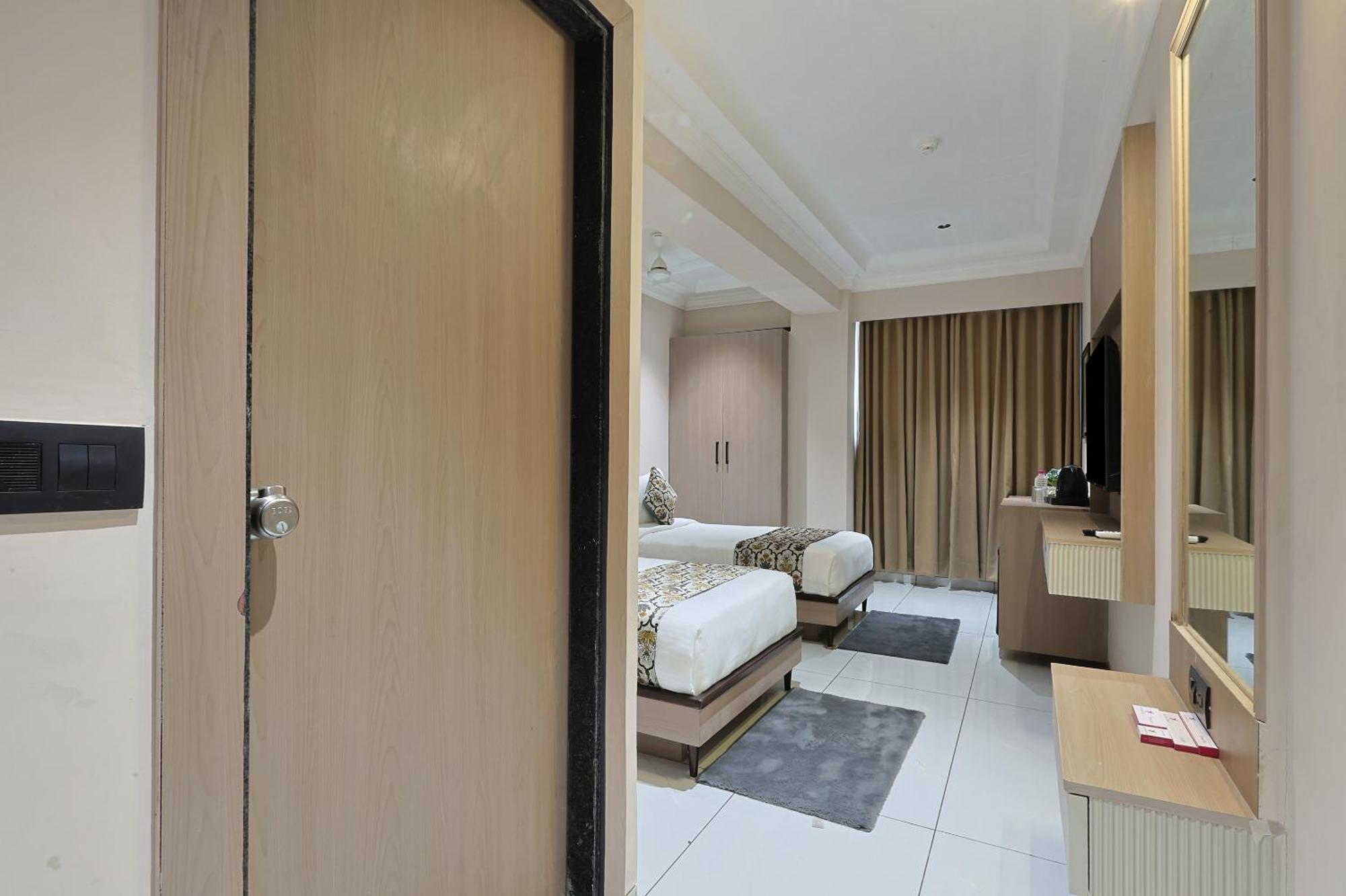Hotel Royal Town อาเมดาบัด ภายนอก รูปภาพ