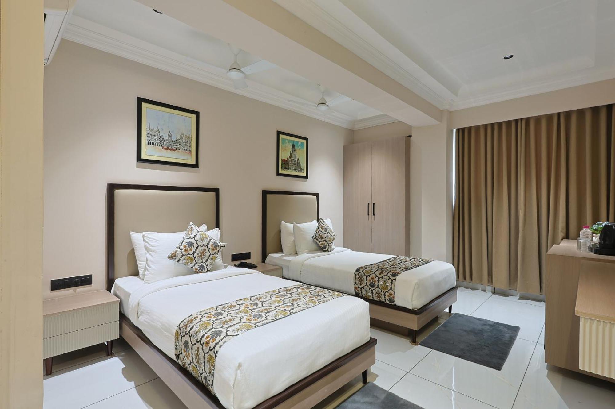 Hotel Royal Town อาเมดาบัด ภายนอก รูปภาพ