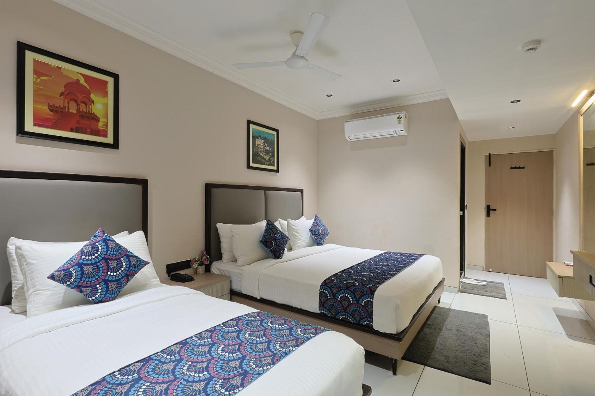 Hotel Royal Town อาเมดาบัด ภายนอก รูปภาพ