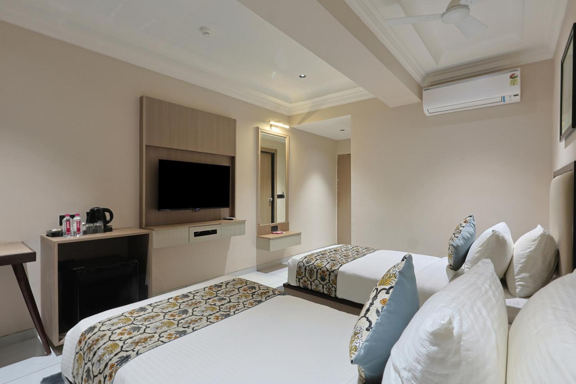 Hotel Royal Town อาเมดาบัด ภายนอก รูปภาพ