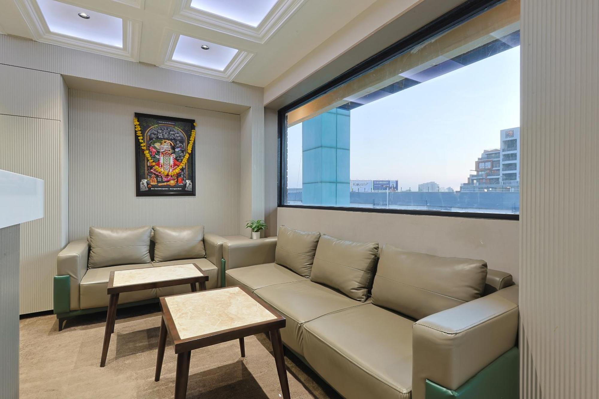 Hotel Royal Town อาเมดาบัด ภายนอก รูปภาพ