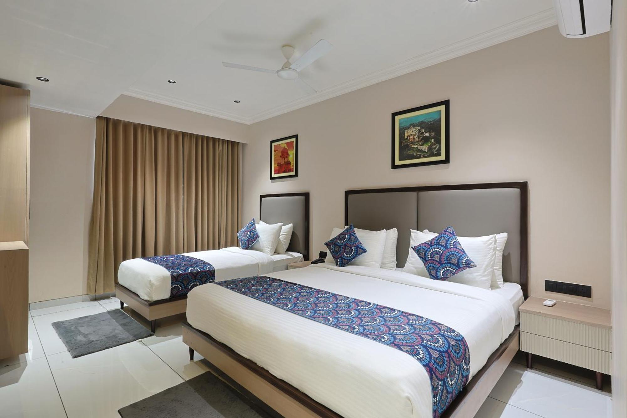 Hotel Royal Town อาเมดาบัด ภายนอก รูปภาพ