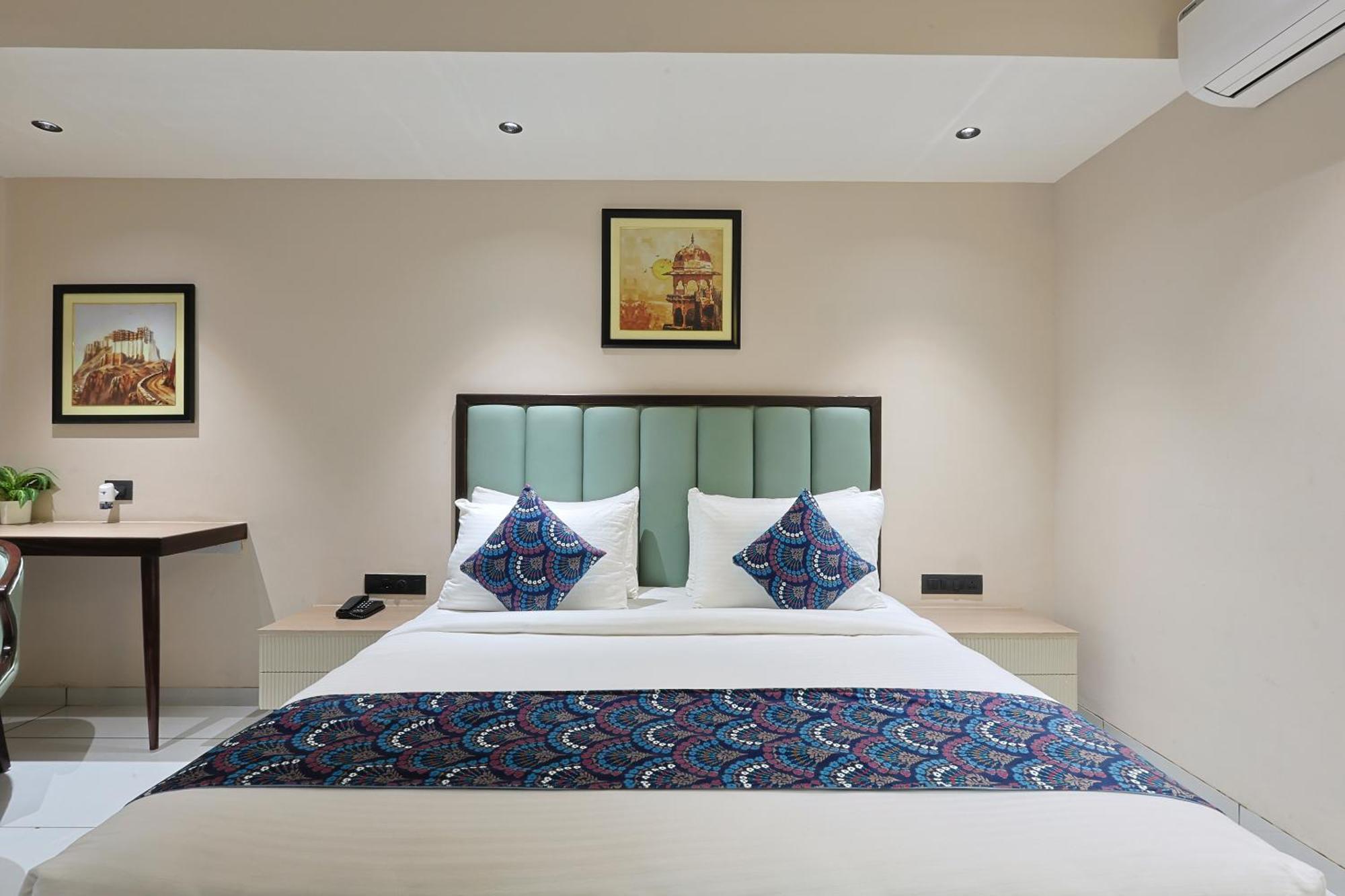 Hotel Royal Town อาเมดาบัด ภายนอก รูปภาพ
