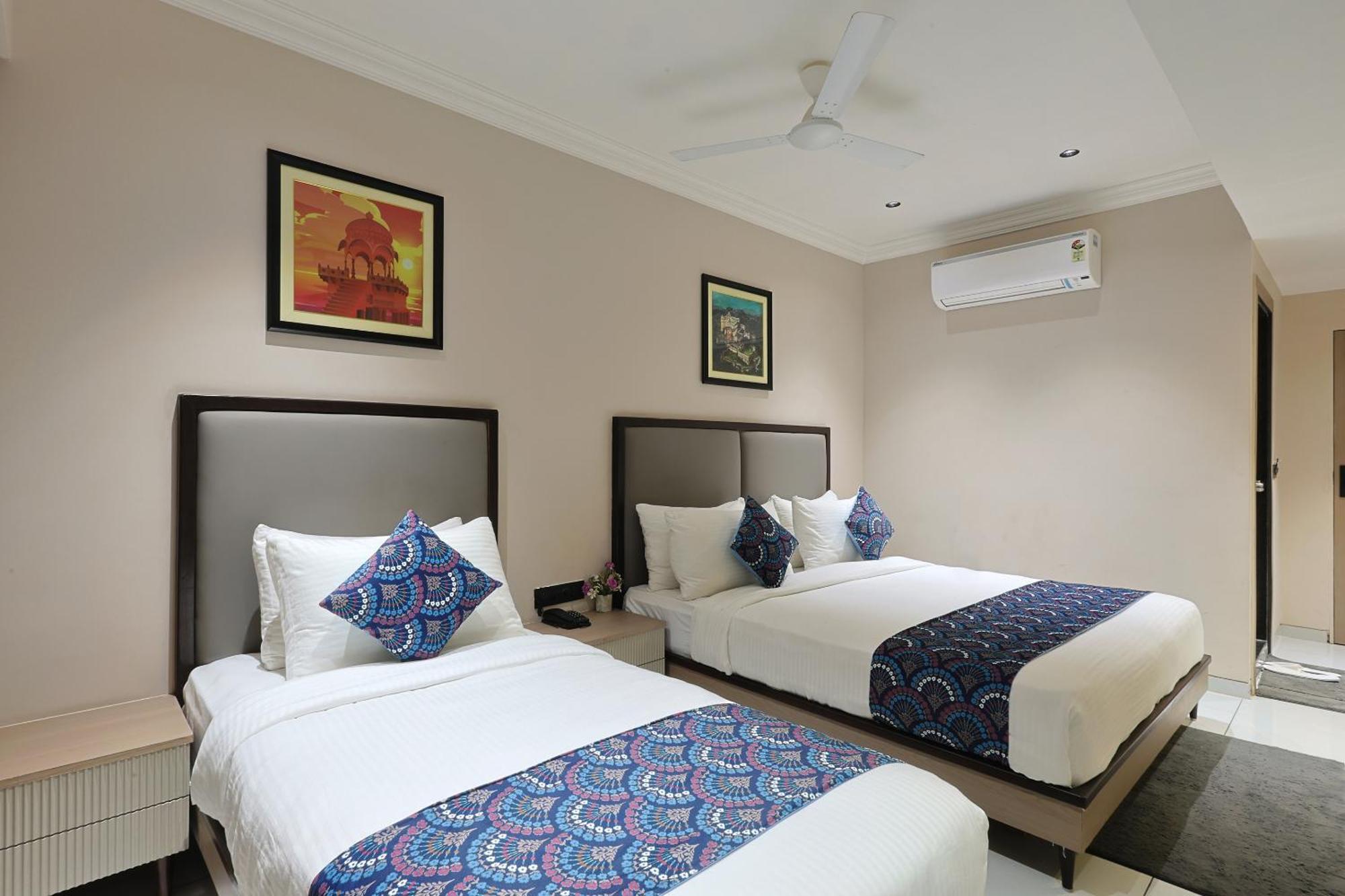 Hotel Royal Town อาเมดาบัด ภายนอก รูปภาพ