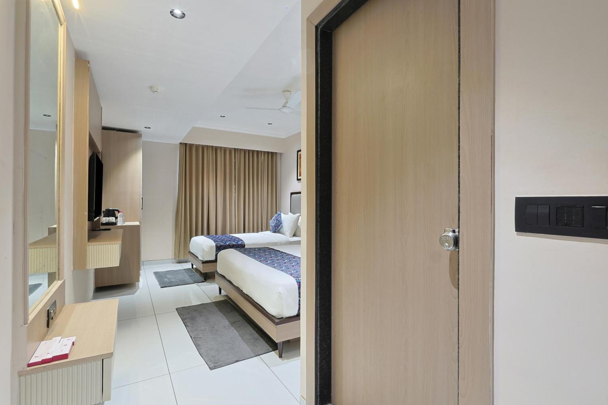 Hotel Royal Town อาเมดาบัด ภายนอก รูปภาพ