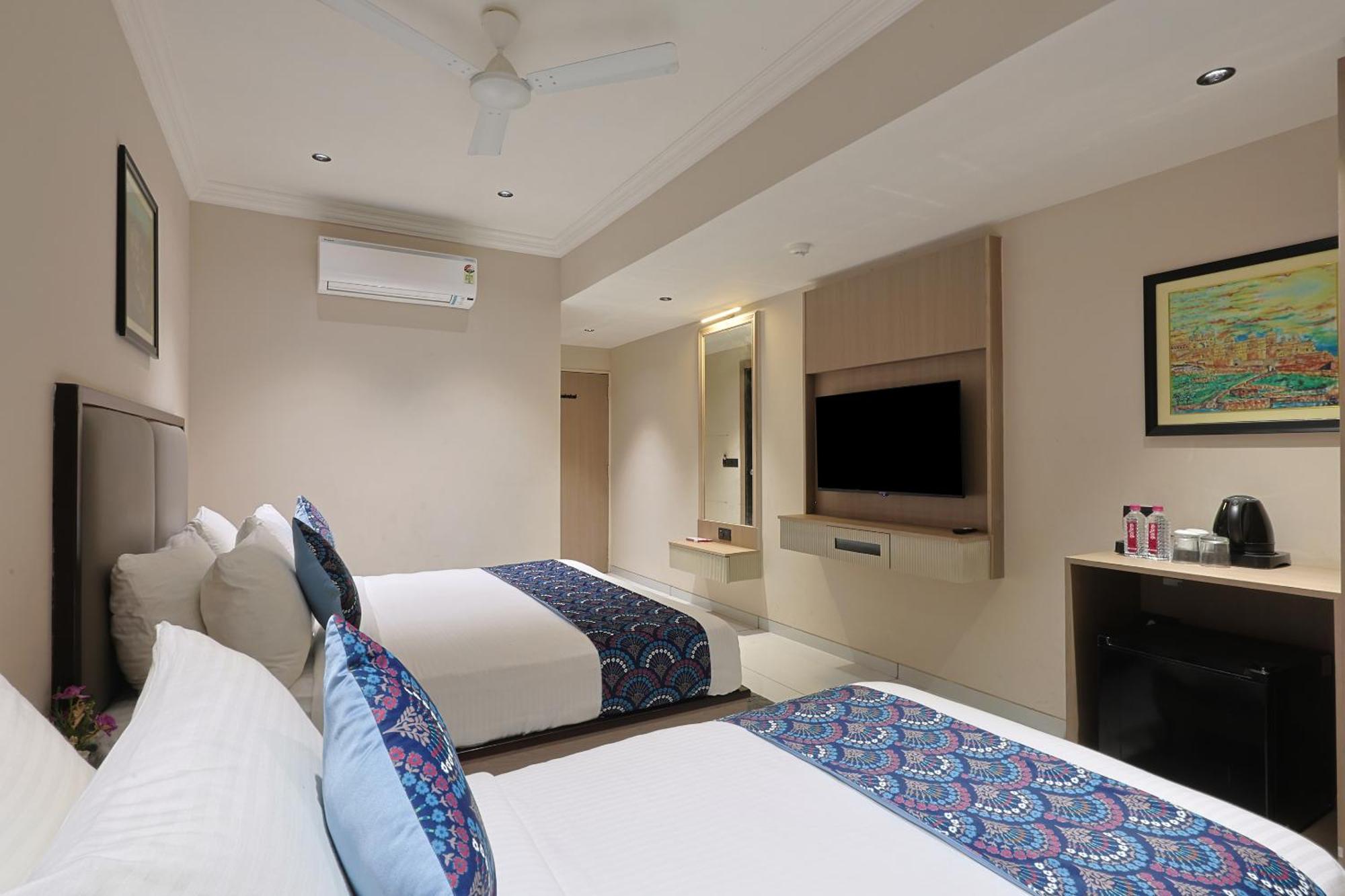 Hotel Royal Town อาเมดาบัด ภายนอก รูปภาพ