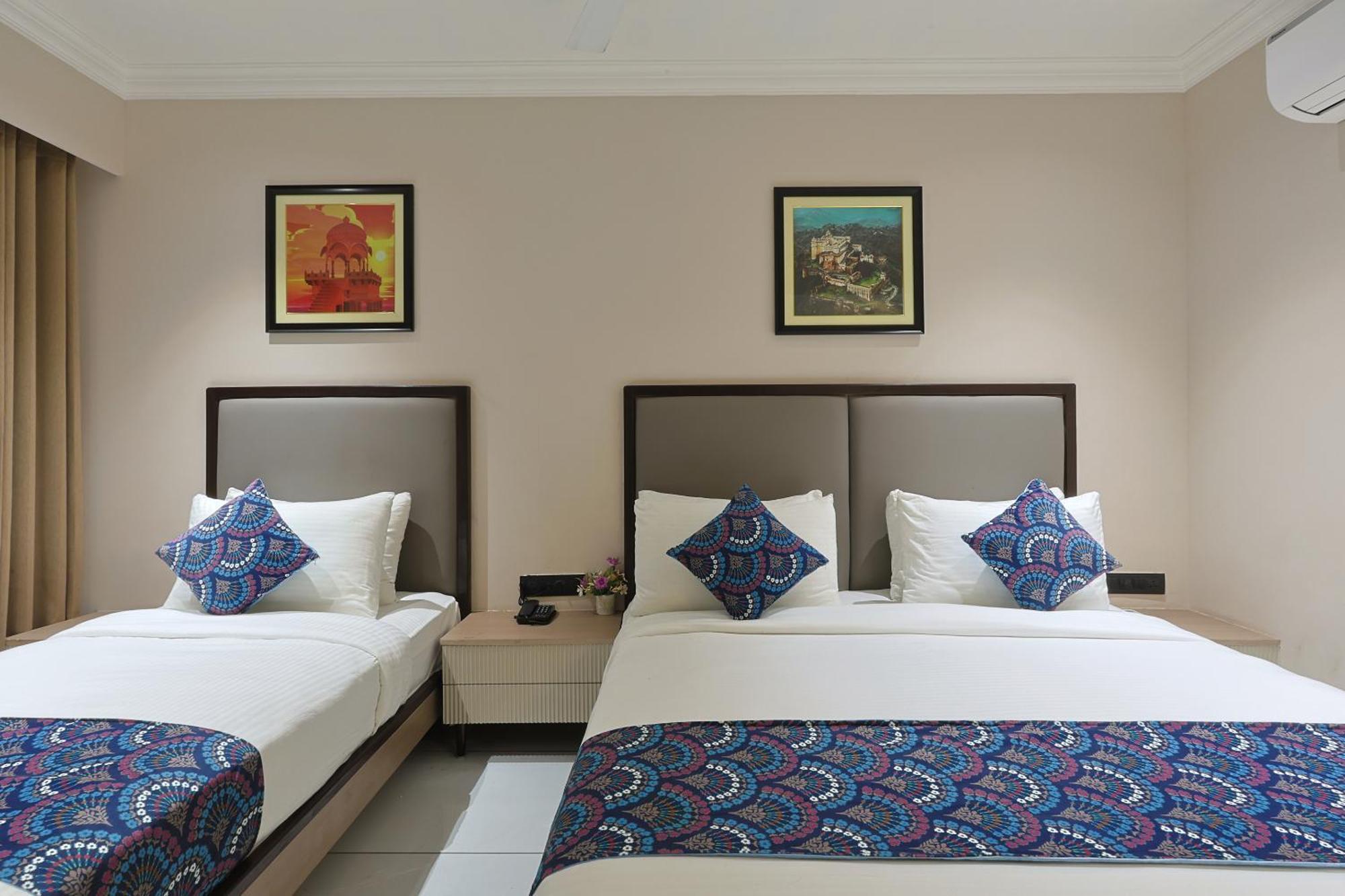 Hotel Royal Town อาเมดาบัด ภายนอก รูปภาพ