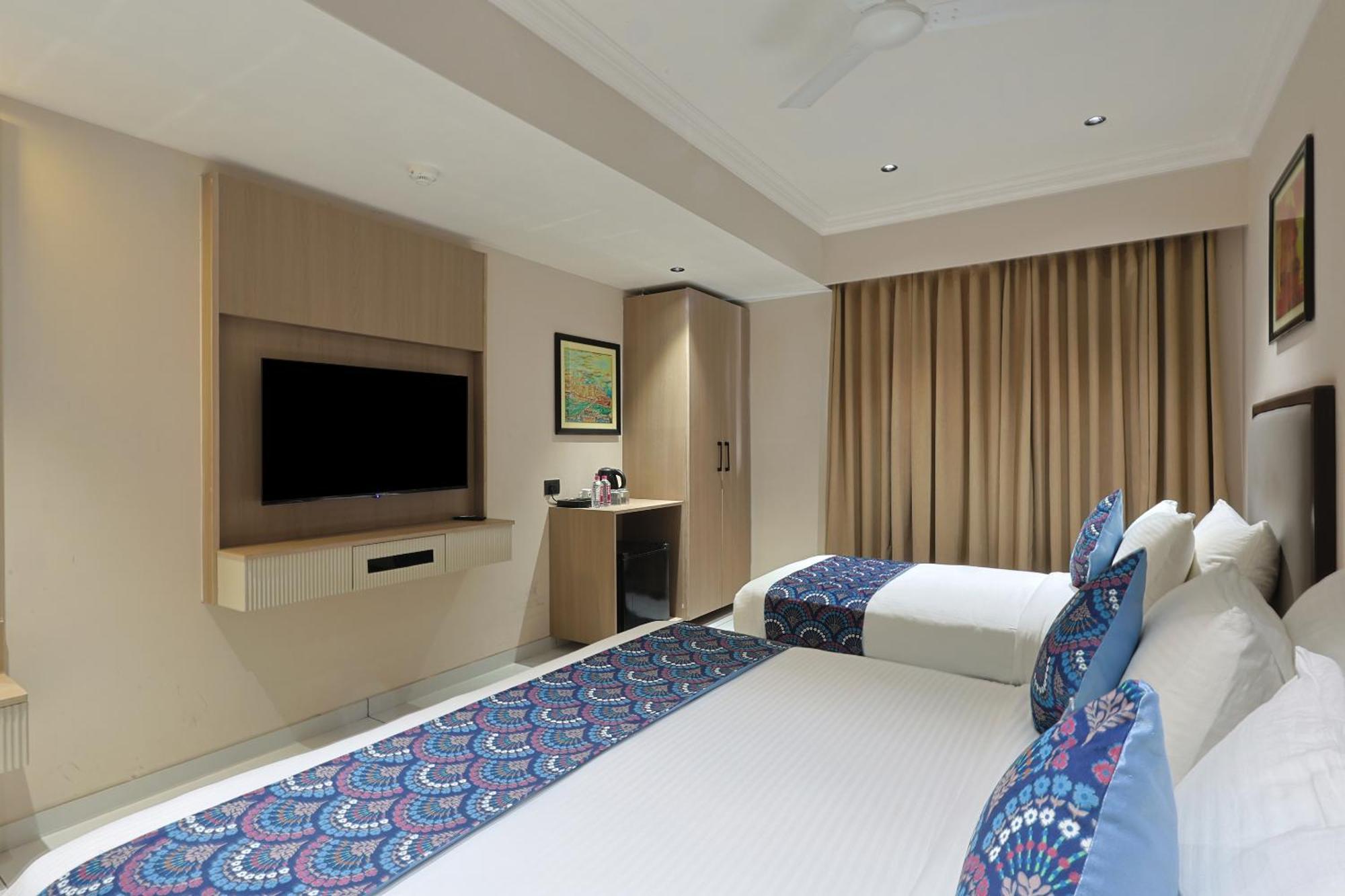 Hotel Royal Town อาเมดาบัด ภายนอก รูปภาพ