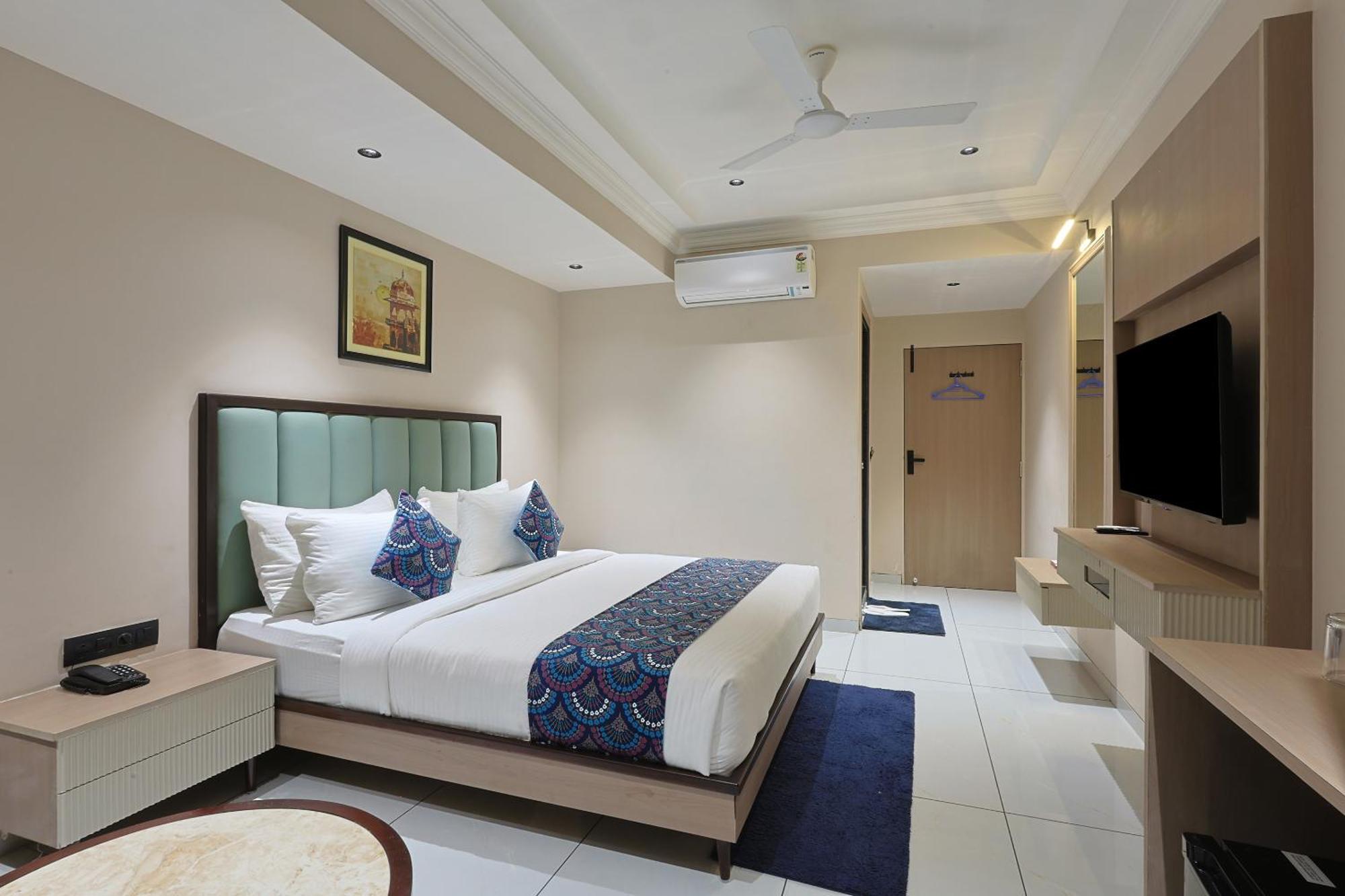 Hotel Royal Town อาเมดาบัด ภายนอก รูปภาพ