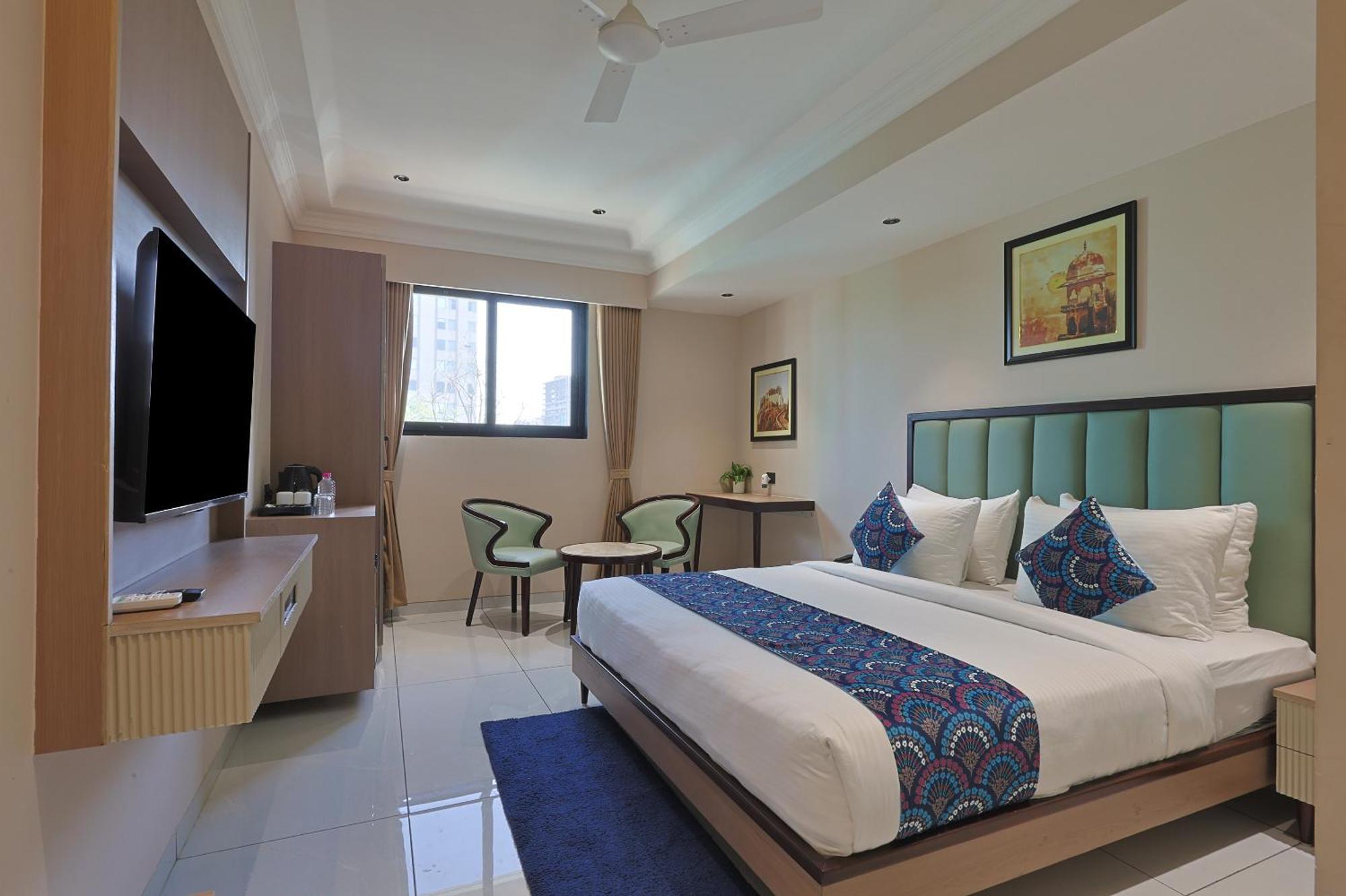 Hotel Royal Town อาเมดาบัด ภายนอก รูปภาพ