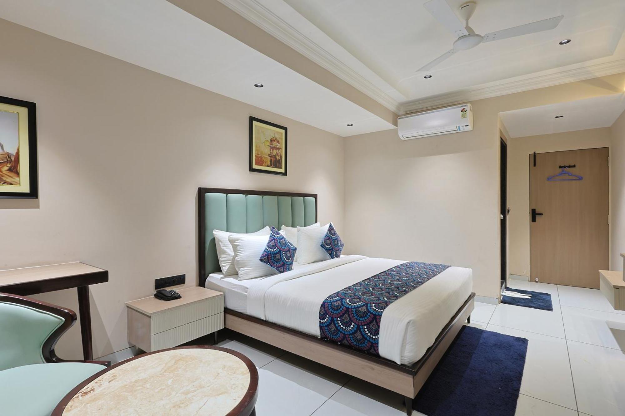 Hotel Royal Town อาเมดาบัด ภายนอก รูปภาพ