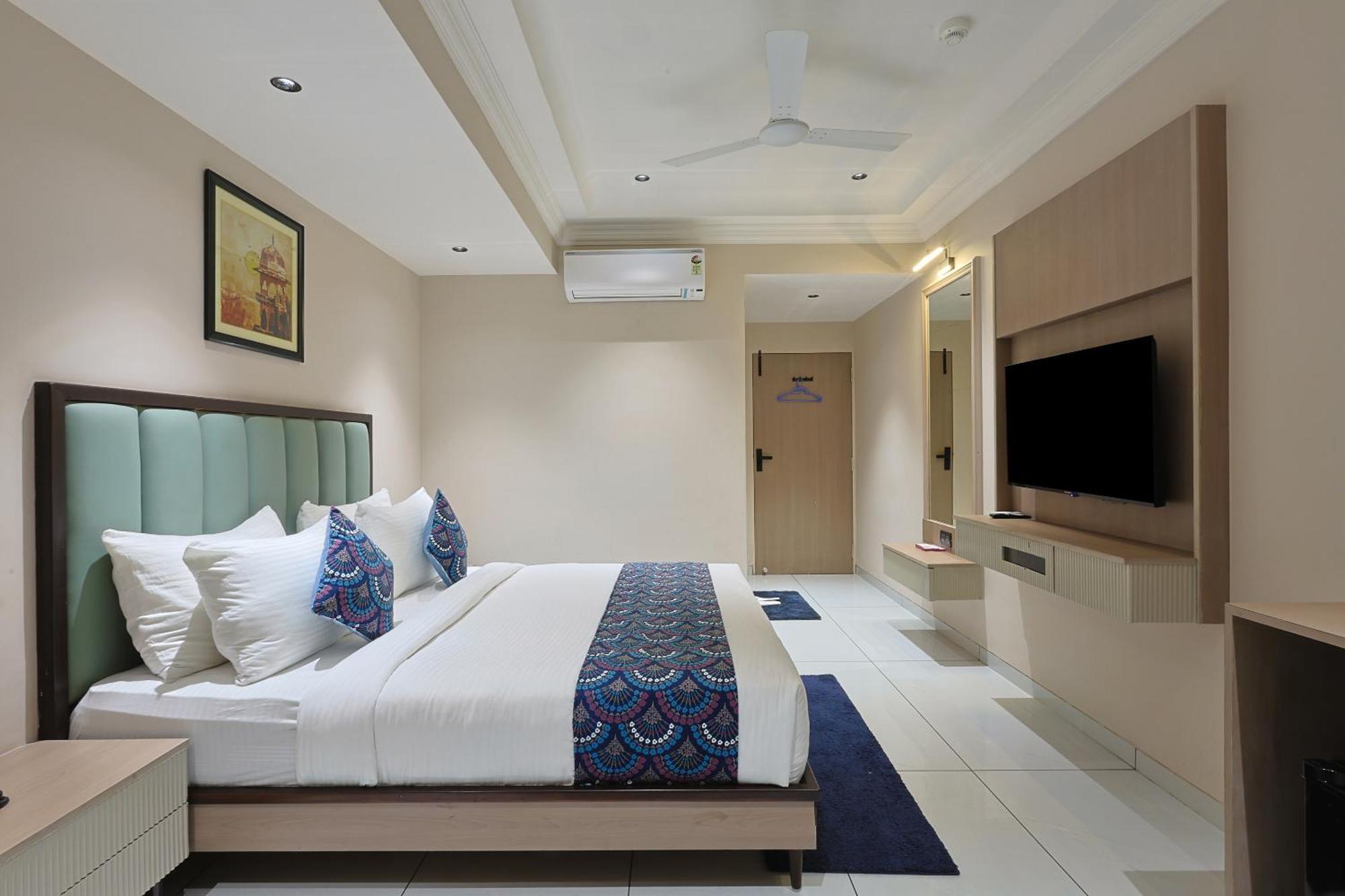 Hotel Royal Town อาเมดาบัด ภายนอก รูปภาพ