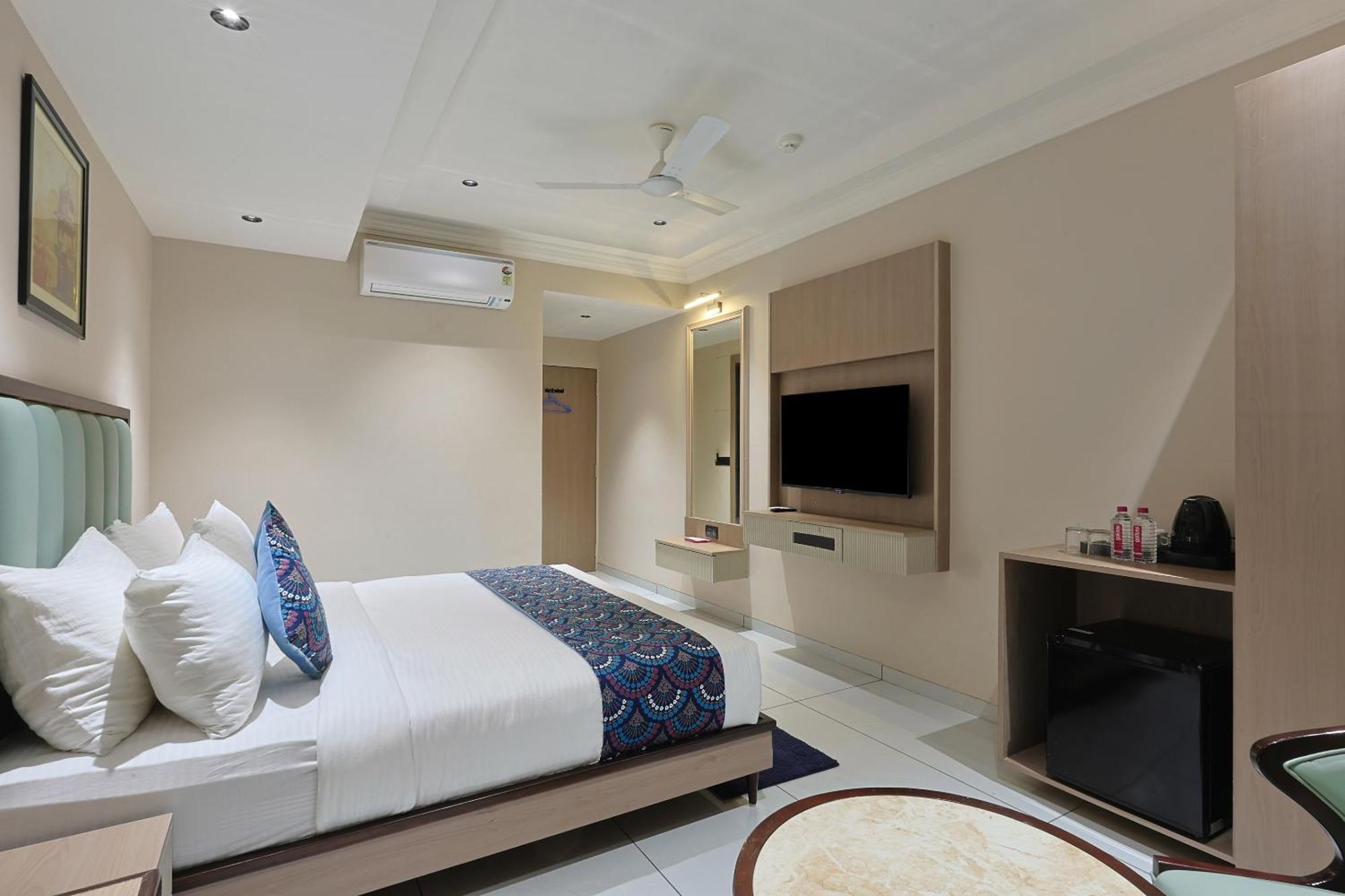 Hotel Royal Town อาเมดาบัด ภายนอก รูปภาพ